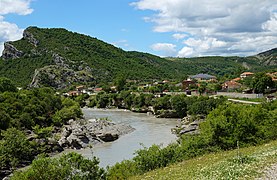 Le village de Petran (en), sur la Vjosa (2014) ;