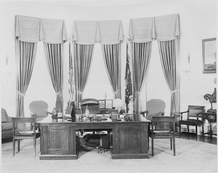 File:Photograph of President Truman's desk in the Oval Office at the White House. - NARA - 199459.jpg