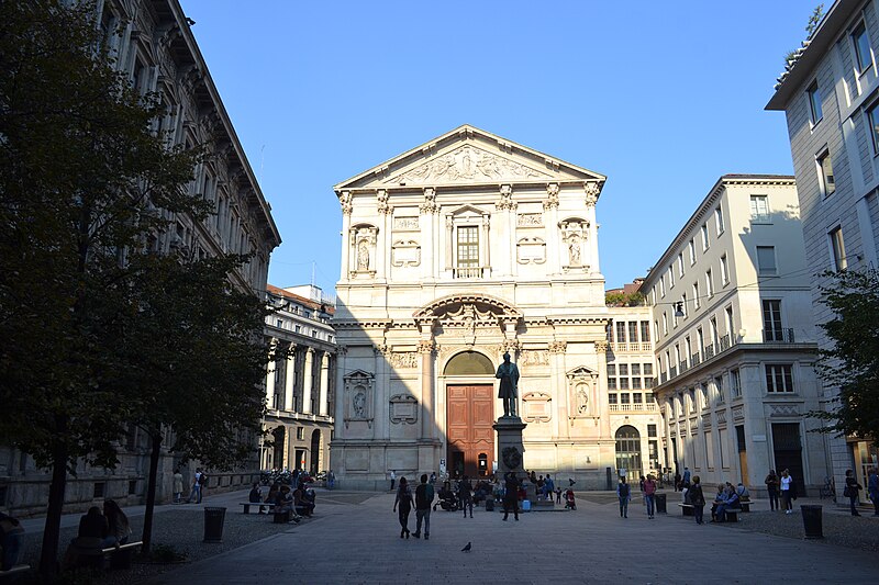 File:Piazza San Fedele (30381121777).jpg