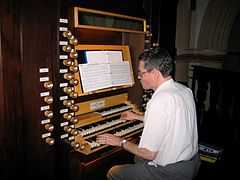 Pierre Thimus bespeelt het orgel