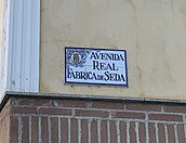 Placa, de cerámica talaverana, de la Avenida Real Fábrica de Seda.