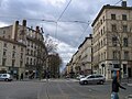 La place Gabriel-Péri (anciennement place du Pont), cœur de La Guillotière. L'immeuble de gauche est l'ancienne mairie du 3e arrondissement.