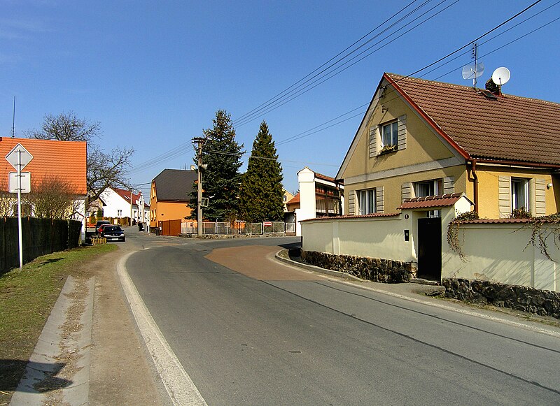 File:Plzeň, Červený Hrádek, Červenohrádecká str 4.jpg
