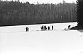 Pose de filet sous la glace avec les jeunes