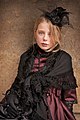 ゴシックファッションに合わされたヴィクトリア朝の服装に身を包んだ少女