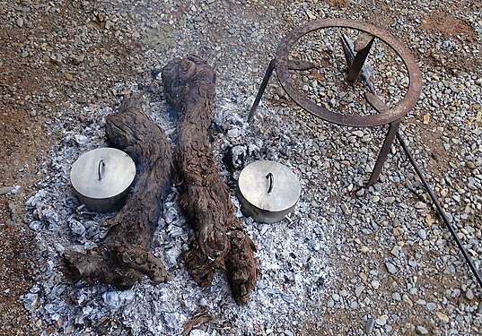 Poêlons de cuisson au feu de bois