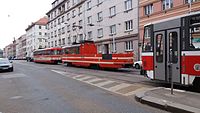 Čeština: Mazací tramvaj se školním vozem v pražské Sokolovské ulici u dopravního uzlu Palmovka.