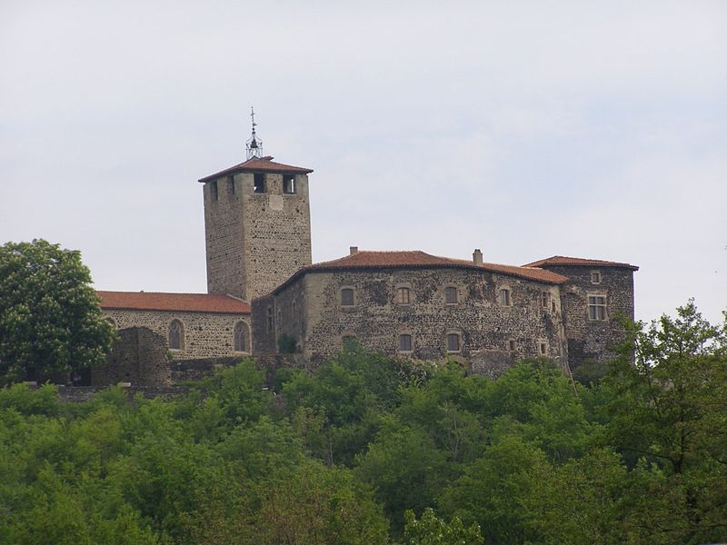 File:Prieuré de Montverdun vue de loin.JPG