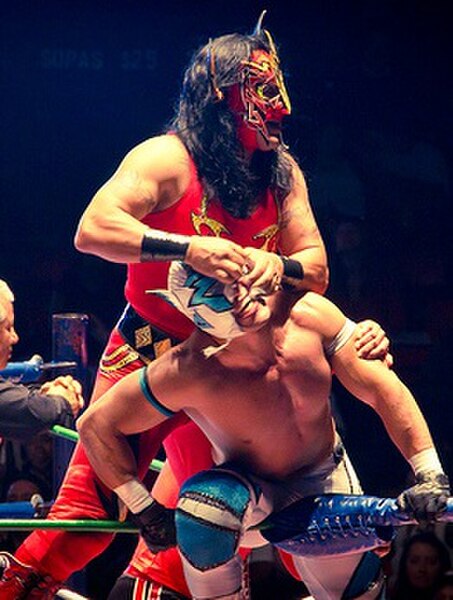 Psicosis (behind, in red) and Delta (in front, in white) both competed in the 2013 torneo cibernetico qualifying match.