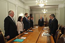 Le président russe Vladimir Poutine et son gouvernement observant un moment de silence en mémoire des victimes.
