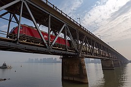 Tren pasando por el puente