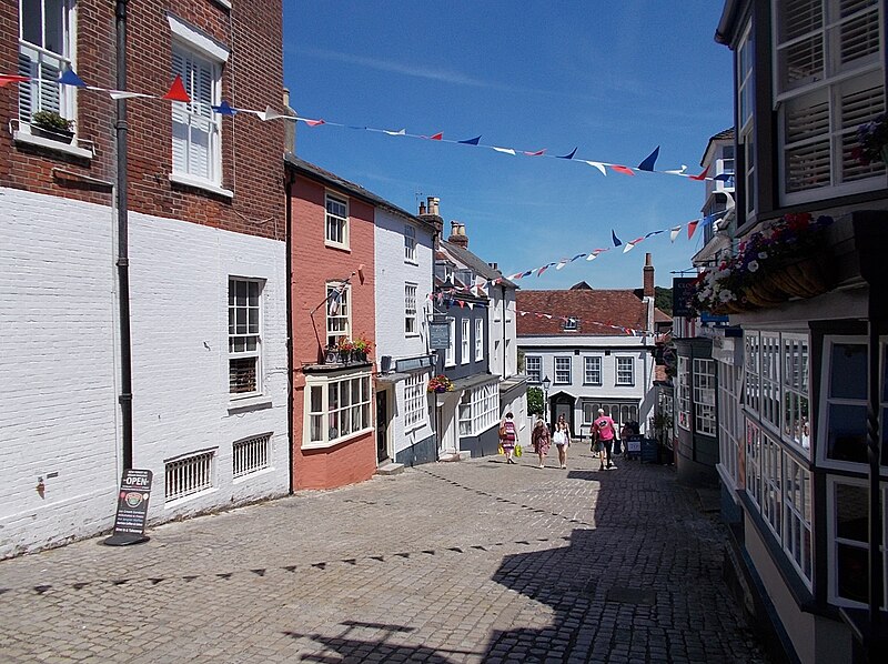 File:Quay Hill, Lymington, Hampshire, England.jpg