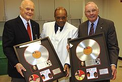 Quincy Jones presenta le copie in platino di Fly Me to the Moon ad Armstrong (a destra) e l'ex senatore John Glenn, il 24 settembre 2008