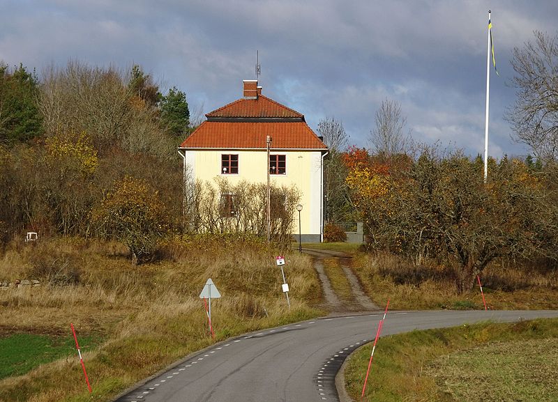 File:Rävlöt prästgård 2016b.jpg