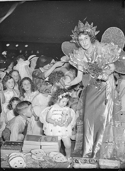 File:Radio station 2CH's Children's Christmas party, Trocadero, 22 December 1936, by Sam Hood (6502152957).jpg