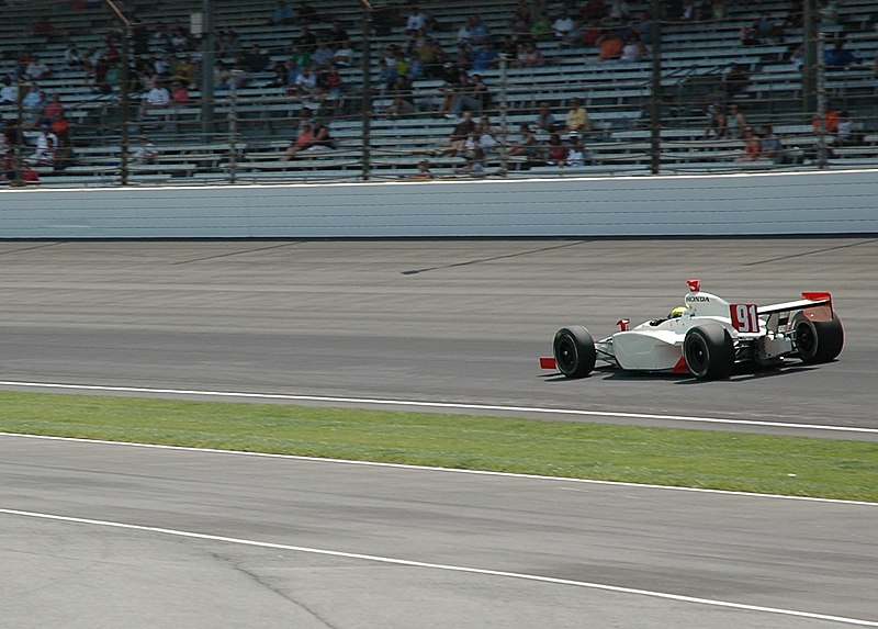 File:RichieHearnPracticing2007Indy500.jpg