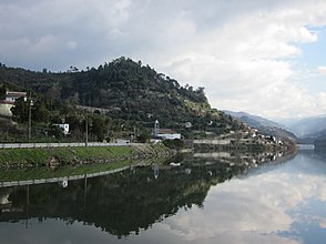 Paisagem da margem do rio Douro no conselho de Baião