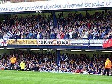 Un stand en el Roots Hall, el estadio local del Southend United, durante un partido y lleno de seguidores.