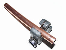 Cutting copper pipe with a close quarters tubing cutter Rorskararemedror.jpg