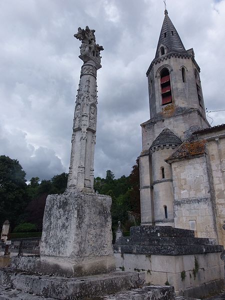 File:Saint-Germain-de-la-Rivière croix de cimetière 2016c.jpg