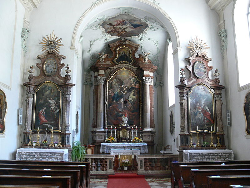 File:Salzburg Michaelskirche Altäre.jpg