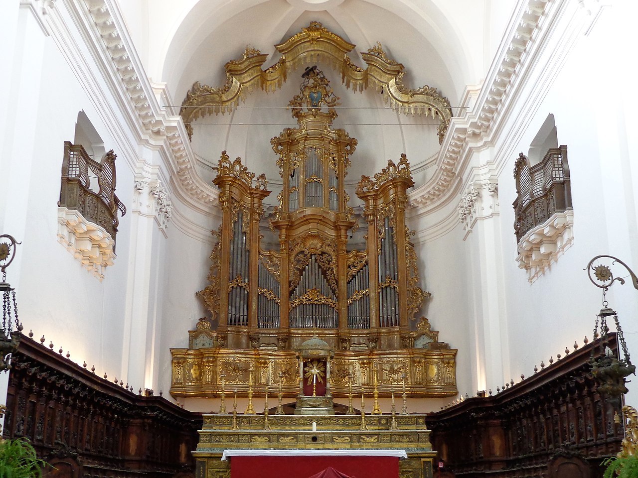 Organo di Donato del Piano nel presbiterio della Chiesa di San Nicolò l’Arena, Catania