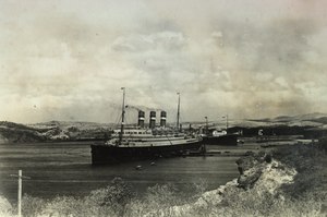 Schip dalam een modern, vermoedelijk di Curaçao, KITLV 122585.tiff