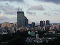 2009年7月15日に上棟した仙台トラストタワーを、同年7月20日に仙台城天守台から撮影。