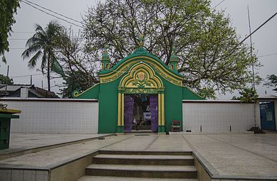 Shahjadpur Dargah Mosque 04.jpg