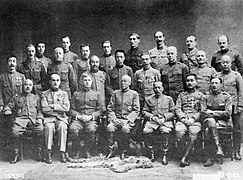 Photographie des commandants et chefs d'état-major de la mission militaire alliée en Sibérie, Vladivostock. Sur la première rangée, de gauche à droite : le major-général Saburo Inagaki (armée japonaise), le colonel Louis Geissier (armée belge), le major-général William Sidney Graves (armée américaine), le général Kikuzo Otani (armée japonaise), le lieutenant-général Mitsue Yuhi (armée japonaise) ), le général de brigade Yuyousi (armée japonaise), le lieutenant-colonel Fillippi, comte de Baldissero (armée italienne). Sur la rangée du milieu, de gauche à droite : le professeur M. Maruyama (Japon), le général de brigade JN Blair (armée britannique), le colonel HH Pattison (armée américaine), le colonel Fucking (armée japonaise), le major Ou (armée japonaise), le colonel M. Le Magnen (armée belge), lieutenant-colonel OP Robinson (armée américaine), major C. Majora, major général M. Nakajima (armée japonaise). Sur la rangée arrière, de gauche à droite : Capitaine T. Watanabe (Armée japonaise), Capitaine RJ Hoffman (Armée américaine), Major S. Hasebe (Armée japonaise), Capitaine G. Bazzani (Armée italienne), Lieutenant-colonel B. Vuchterle, Major Gaston Renondeau (armée française), major J. Broz, capitaine FB Rives (armée américaine).