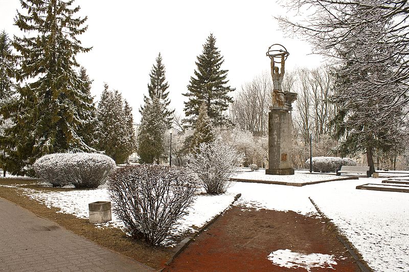 File:Sillamae memorial to nuclear power - panoramio.jpg