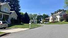 Бывший участок школы Roslyn Village в Рослине, штат Нью-Йорк, был продан, а земля была перепланирована под несколько домов на одну семью.