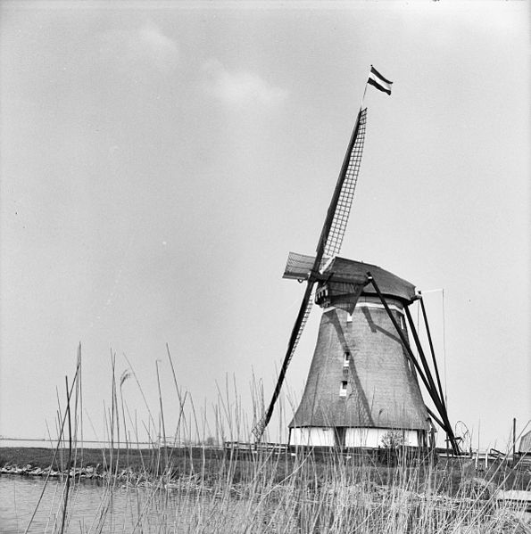 File:Sluispoldermolen, in vreugd op Koninginnedag - Zevenhuizen - 20222171 - RCE.jpg