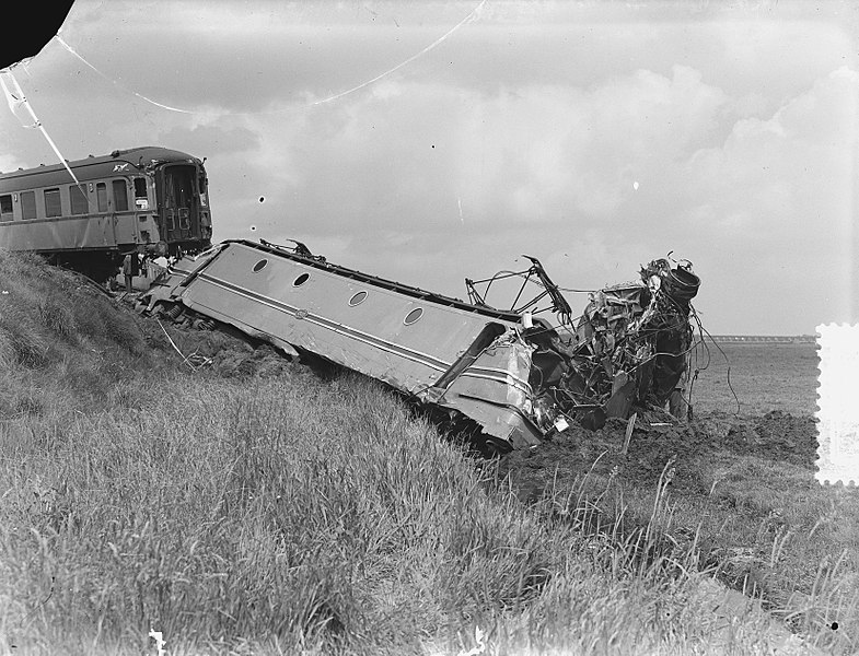 File:Spoorweg ongeluk bij Weesp. Expresstrein op forenzentrein Verongelukte locomotie, Bestanddeelnr 905-7898.jpg