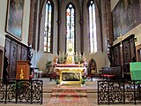 Le chœur avec le maître-autel contenant la châsse des reliques de saint Hippolyte, lambris du XVIIIe siècle.