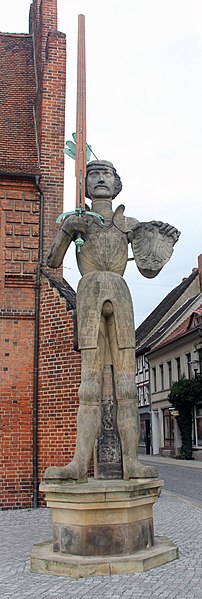 File:Statue Marienkirchstraße 5 (Stendal) Roland.jpg