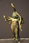Bronzestatuette des Eros mit Bogen und abgebrochener Fackel