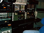 غرفة التحكم داخل عربة النقل للتغطية الإخبارية مجهزة بكل ما يضمن وصول الأخبار مباشرة أو مسجلة