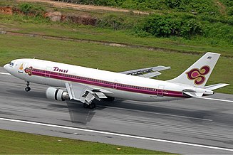 'n Thai Airbus A300 styg op van Phuket Lughawe (2008).