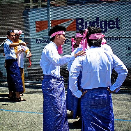 Tập_tin:Thangyat_performers_at_Thingyan,_New_York_City.jpg