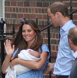 Le prince George dans les bras de sa mère accompagné de son père lors de sa sortie de St Mary's Hospital.