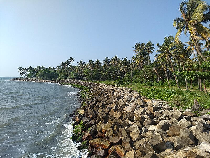 File:Thirumullavaram Beach IMG 20181110 153200.jpg