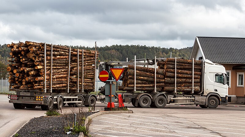 File:Timber truck turns into Uddevalla port.jpg