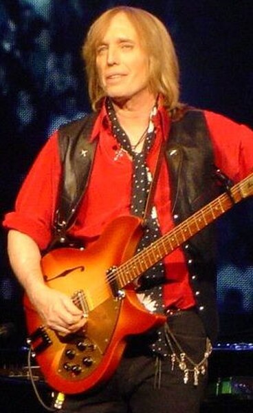 Petty performing at the Nissan Pavilion in Bristow, Virginia in 2006