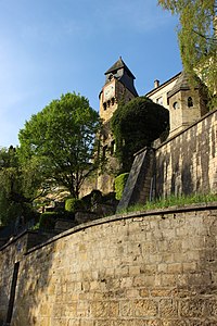 La Tour de l'Horloge et une partie des fortifications encore debout.