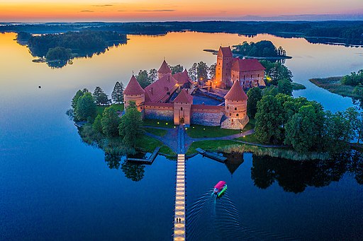 Nationalpark Trakai (Litauen): Blick nordwärts auf die Burg Trakai im Galvesee (Luftbild). Kandidat für das UNESCO-Welterbe im Baltikum/Litauen