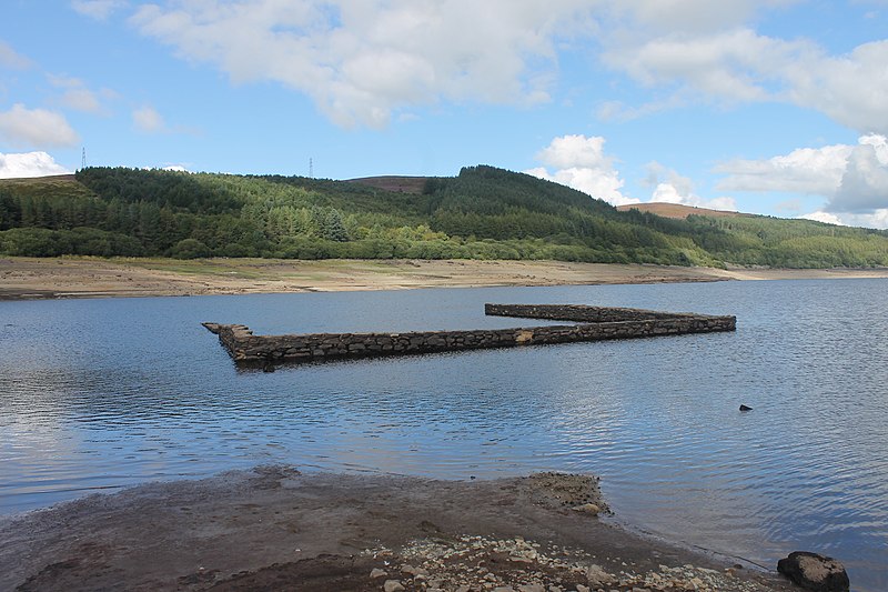 File:Tryweryn - hen fynwent Capel Celyn yn dod i'r golwg; submersed village graveyard appears during drought Aug 2022 32.jpg