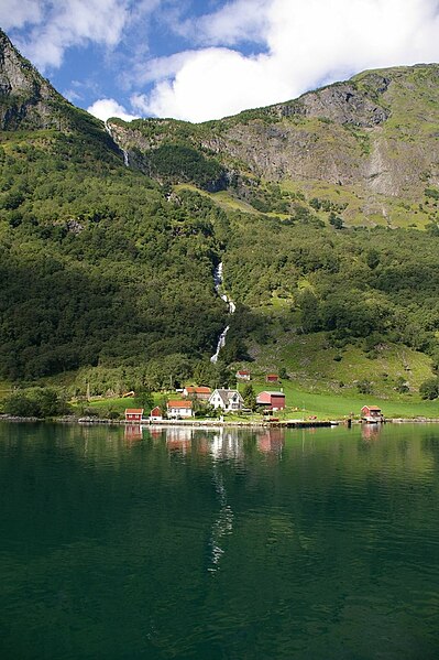 File:Tufto Nærøyfjorden.jpg