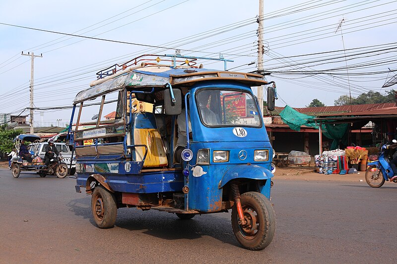 File:Tuk-tuk in Pakse 01.jpg