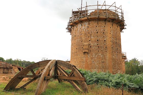 Der Bergfried des mittelalterlichen Burgbauprojekts Guédelon in Burgund